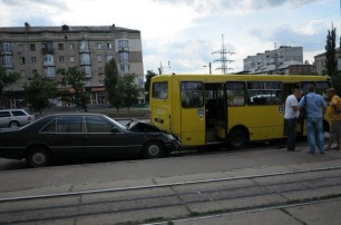 Пьяный водитель на «Мерседесе» врезался в маршрутку и травмировал детей