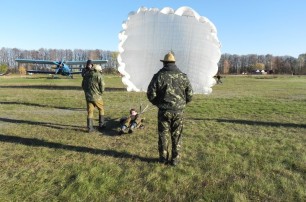 Проверено на себе: как новичков учат прыгать с парашютом