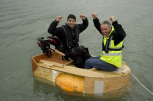 Художник переплыл пролив Солент в тыкве с мотором