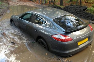 GPS завел Porsche английского футболиста по уши в болото