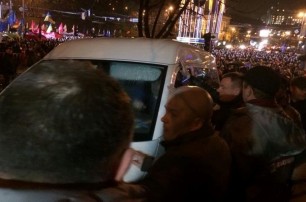 Луценко «просто смотрел» на аппаратуру из микроавтобуса СБУ