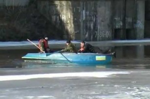 Рыбака сковало льдом посреди Южного Буга