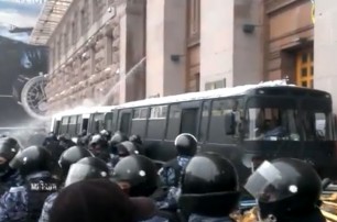 В КГГА митингующие отсыпаются после штурма