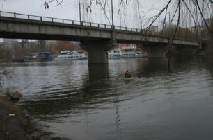 Милиционер спас беременную, которая хотела прыгнуть с моста