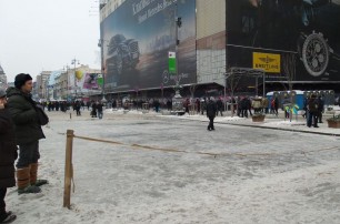 Митингующие готовят перед КГГА каток