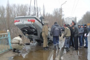 В Кривом Роге «BMW» с семьей рухнуло с моста