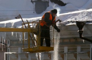 Сосульки в Киеве будут сбивать альпинисты