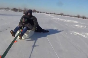 В Кривом Роге экстремалы катаются по снегу в ванной, привязанной к авто