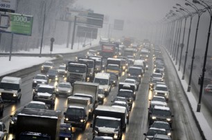 Сильный снегопад парализовал движение в Москве