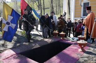 Неизвестного майдановца похоронили на Аскольдовой могиле