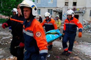 Из-под завалов многоэтажного дома в Николаеве спасатели достали попугайчика