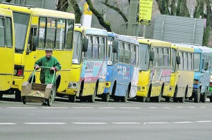 В Днепропетровске за ночь сгорели 18 маршруток и трехэтажный дом