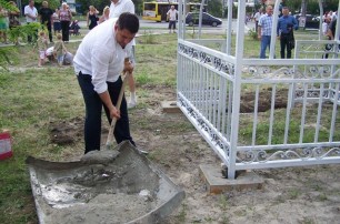 На месте скандальной троещинской стройки установили беседку