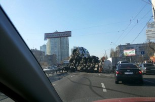 В Киеве перевернувшийся масловоз перекрыл Проспект победы