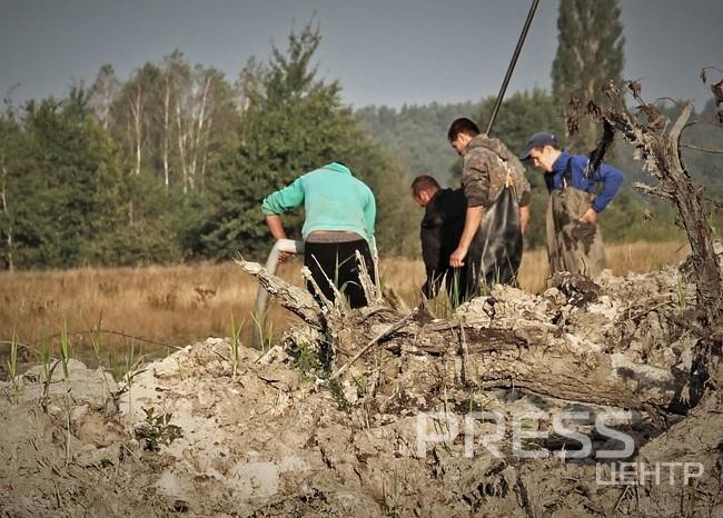 Кровавый янтарь - незаконные старатели пошли с палками на милицию