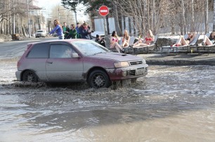 В Новосибирске девушки устроили голый флешмоб против бездорожья