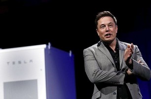 Акции Tesla упали на 5% после смертельного ДТП и шутки о банкротстве