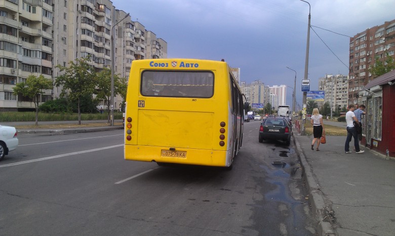 Экстремальный путь домой: В Киеве в маршрутке “Богдан” на ходу оторвало двери