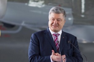 Порошенко просит Раду безотлагательно рассмотреть изменения в Конституцию по курсу на ЕС и НАТО