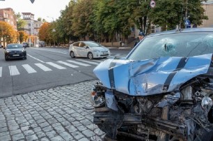 Пьяный водитель Hyundai, уходя от погони в Днепре, протаранил маршрутку: более 10 человек пострадали