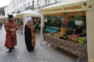 В Святогорской лавре открыли Медовую ярмарку