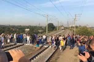 Пассажиры заблокировали движение киевской городской электрички