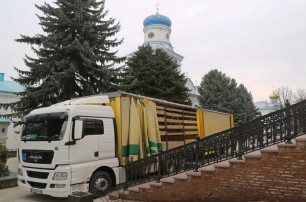 На Буковине собирают помощь для переселенцев, которые живут в Святогорской лавре