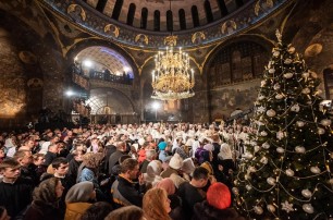 В Киево-Печерской лавре тысячи верующих УПЦ отмечают праздник Рождества Христова