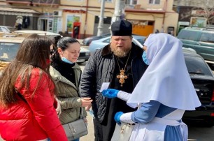 В Одессе на «Привозе» сестры милосердия раздали одесситам маски, антисептики и перчатки