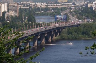 На мосту Патона в Киеве третий раз за полгода прорвало трубопровод