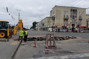 В центре Запорожья из-за сильного дождя провалился асфальт