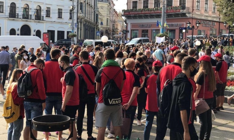 Под мэрией в Черновцах состоялся митинг против "красных" карантинных ограничений