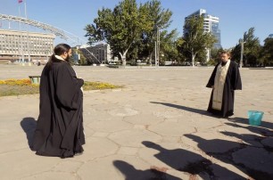 В Запорожье окропили святой водой площадь, на которой прошел ЛГБТ-прайд