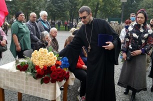 В Днепре священник УПЦ отпел воина ООС, который погиб во время тушения лесных пожаров