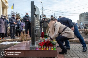 В Мариуполе почтили память погибших во время обстрела микрорайона "Восточный"