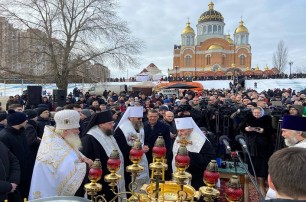 Предстоятель УПЦ Митрополит Онуфрий освятил воды Днепра на Оболони