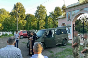 На Буковині віруючі УПЦ передали автомобіль на потреби ЗСУ