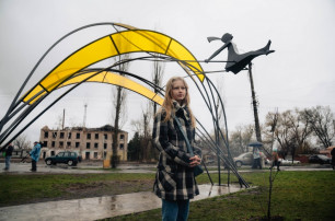 У річницю повного звільнення Київщини у Бородянці відкрили скульптуру «Дівчинка під сонцем»